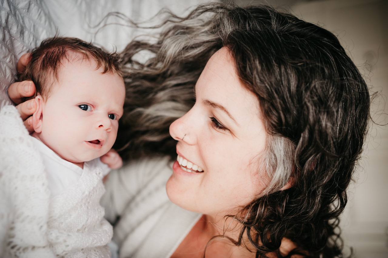 Family Photoshoot - 5 ways to pose with your newborn - your story photo 2